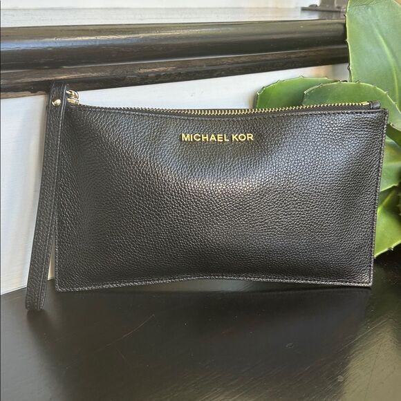 Michael Kors genuine leather, like new, soft pebbled wristlet clutch zip pouch - Picture 2 of 8